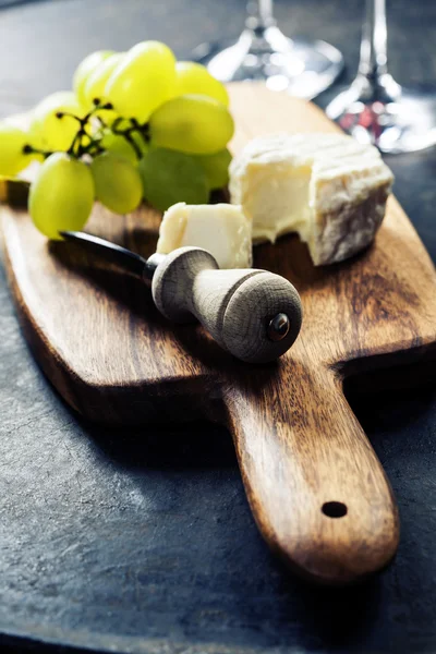 Vinho, uva e queijo — Fotografia de Stock