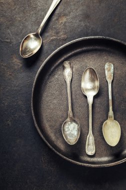 eski kaşık ile boş pan 