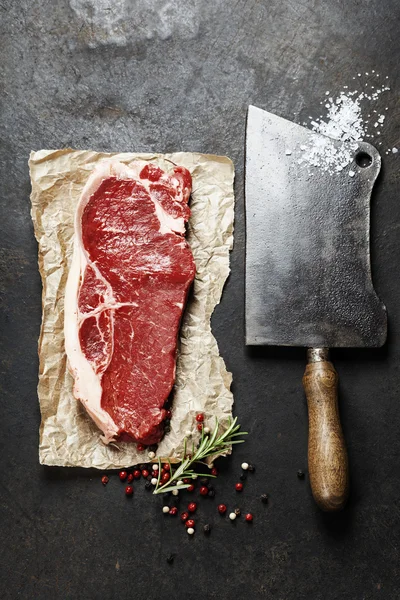 Vintage cleaver och raw nötstek — Stockfoto