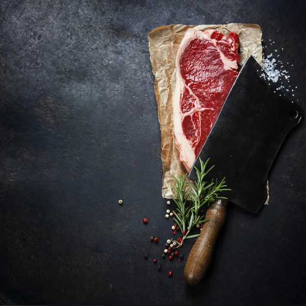 Vintage cleaver and raw beef steak — Stock Photo, Image