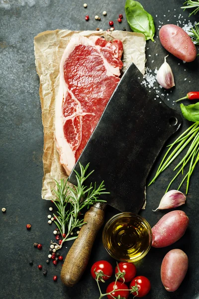 Vintage cleaver and raw beef steak — Stock Photo, Image