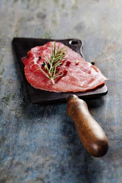 Cuchilla vintage y Carpaccio de carne —  Fotos de Stock