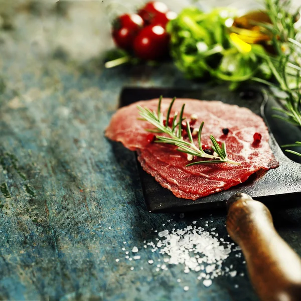 Vintage cleaver și carne de vită Carpaccio — Fotografie, imagine de stoc