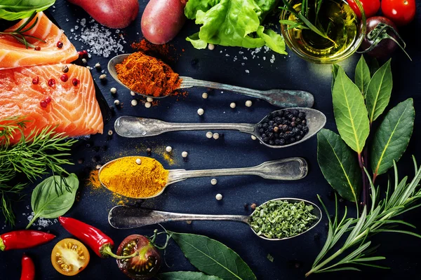 Köstliche Portion frisches Lachsfilet mit aromatischen Kräutern, — Stockfoto