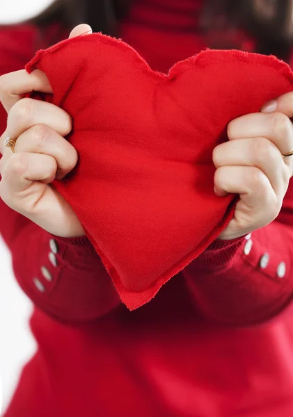 Rött hjärta i händerna — Stockfoto
