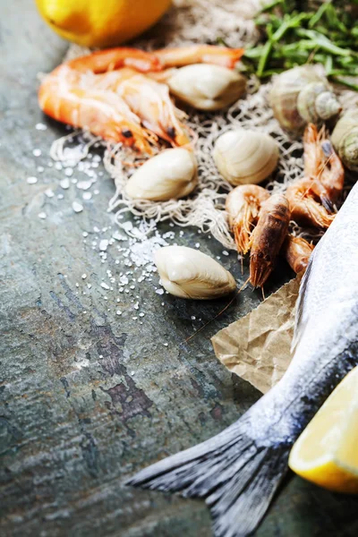 Fond alimentaire avec fruits de mer et vin — Photo