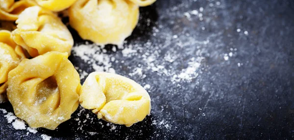 Tortellini italiano cru caseiro — Fotografia de Stock