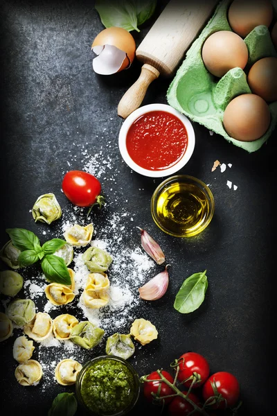 Zelfgemaakte ruwe Italiaanse tortellini — Stockfoto