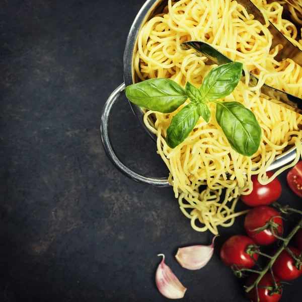 Spaghetti in colander — Stock Photo, Image