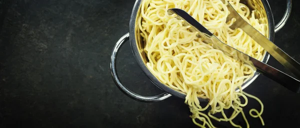 Espaguetis en colador — Foto de Stock
