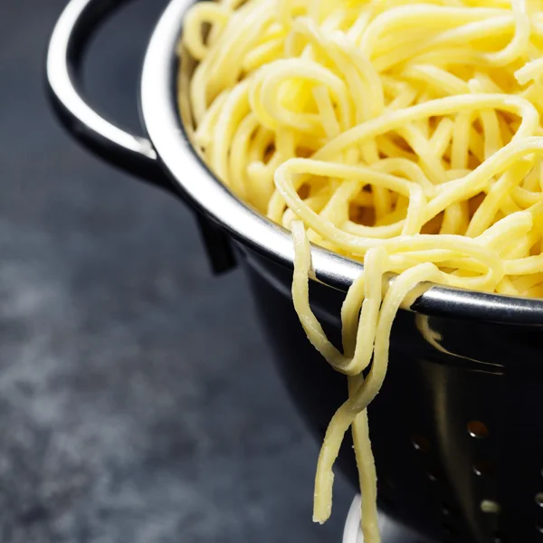 Spaghetti im Sieb — Stockfoto