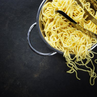 Spagetti kevgir içinde