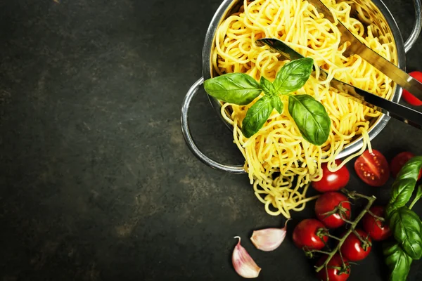 Spaghetti in vergiet — Stockfoto