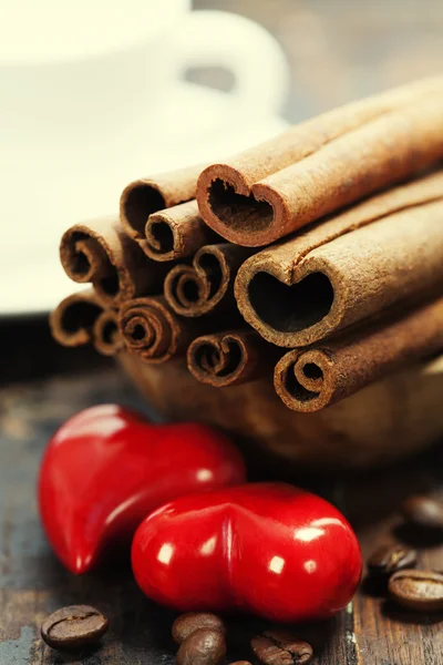 Bastoncini di cannella e caffè per San Valentino — Foto Stock