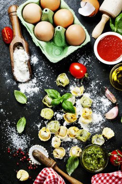 Ev yapımı ham İtalyan tortellini 