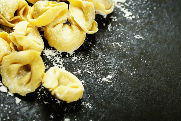 Tortellini italiano cru caseiro — Fotografia de Stock