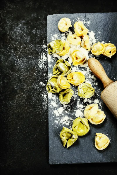 Домашні raw італійський тортелліні — стокове фото
