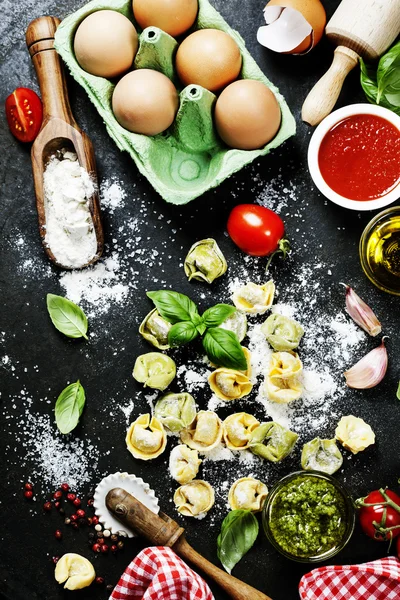Domácí italský surový tortellini — Stock fotografie