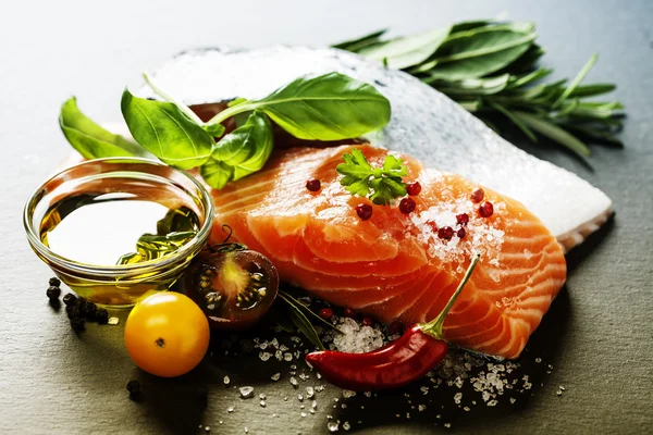 Delicious  portion of  fresh salmon fillet  with aromatic herbs, — Stock Photo, Image