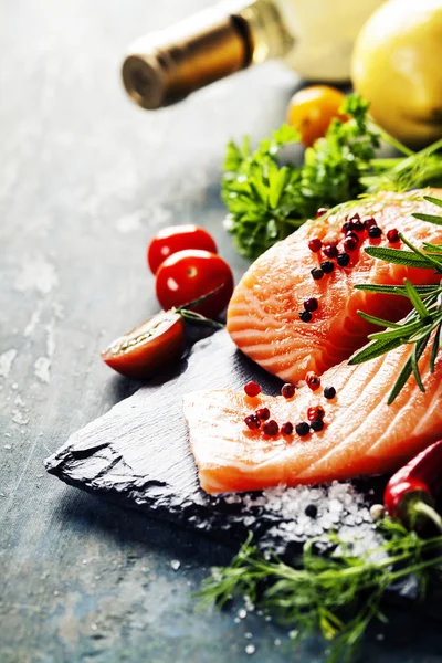 Heerlijke gedeelte van verse zalmfilet met aromatische kruiden, — Stockfoto