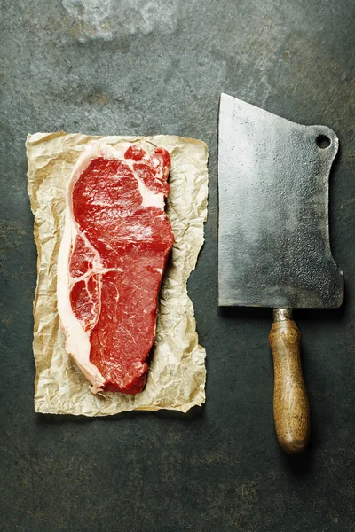 Vintage cleaver and raw beef steak — Stock Photo, Image