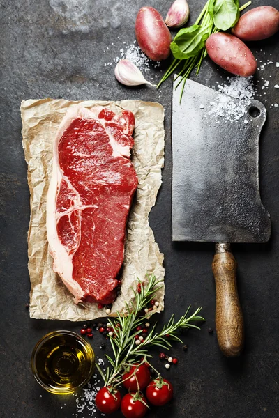 Vintage hakmes en rauwe biefstuk — Stockfoto