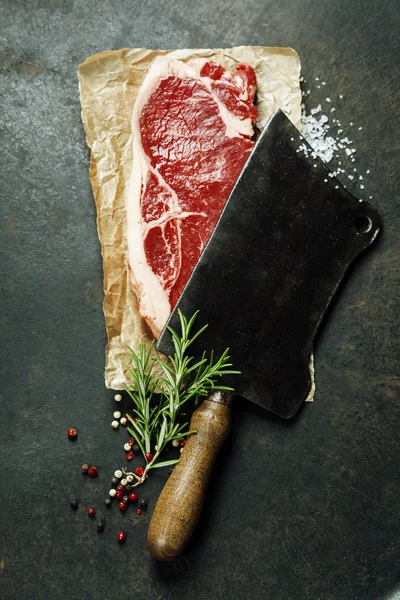 Vintage cleaver and raw beef steak — Stock Photo, Image