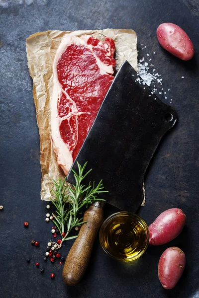 Vintage cleaver and raw beef steak — Stock Photo, Image