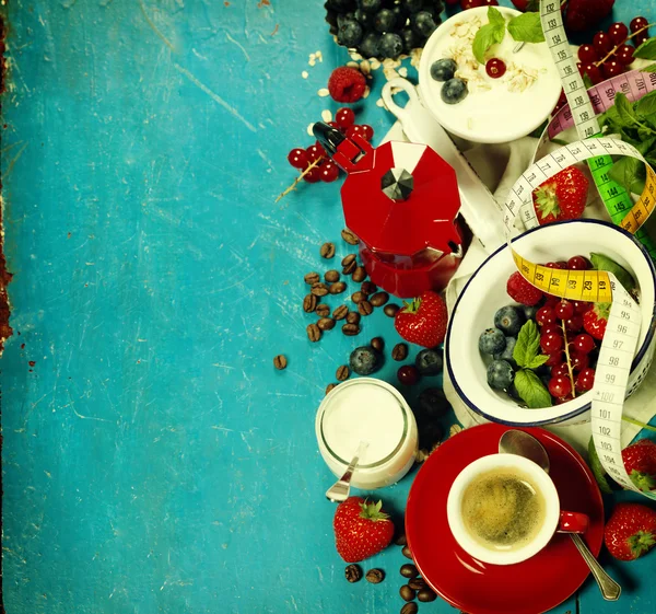 Healthy breakfast - yogurt with muesli and berries - health and — Stock Photo, Image