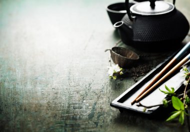 Çin çay seti ve yemek çubukları