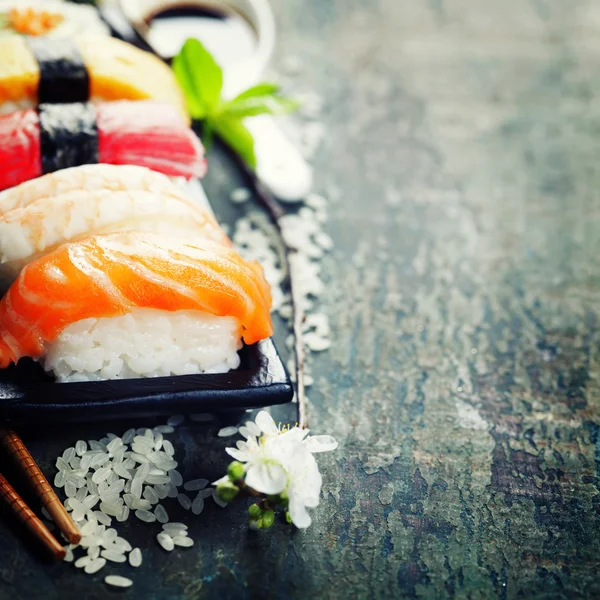 Sushi com pauzinhos — Fotografia de Stock