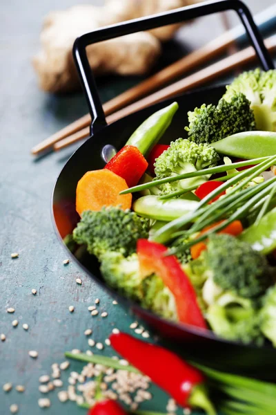 Cozinha chinesa. Wok cozinhar legumes . — Fotografia de Stock