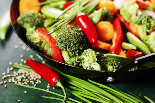 Cocina china. Wok cocinar verduras . — Foto de Stock