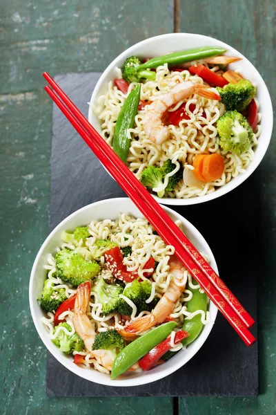 Fideos chinos con verduras y camarones —  Fotos de Stock