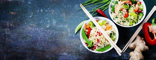 Chinese noodles with vegetables and shrimps — Stock Photo, Image