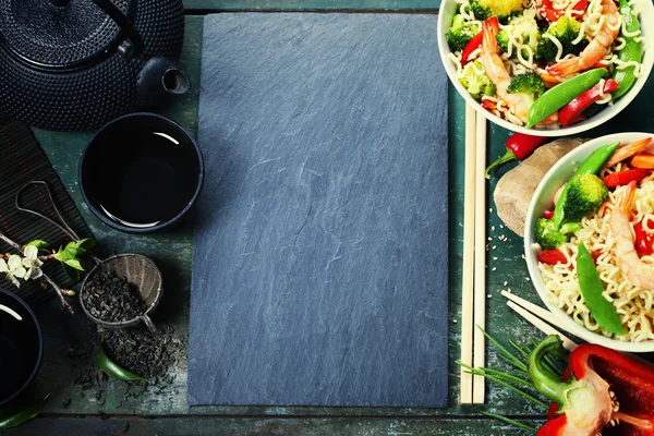 Tagliatelle cinesi con verdure e gamberetti — Foto Stock