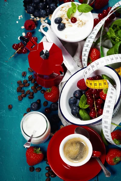 Zdravá snídaně - jogurt s müsli a ovocem - zdraví a — Stock fotografie