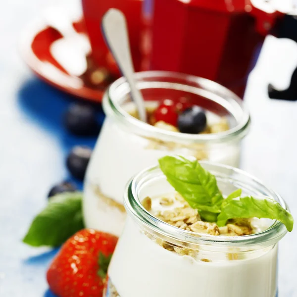 Здоровый завтрак - йогурт с мюсли и ягодами - здоровье и — стоковое фото