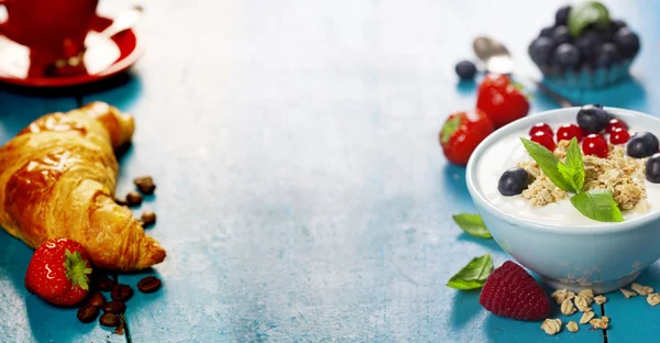 Petit déjeuner sain - yaourt au muesli et aux baies — Photo