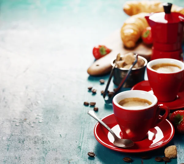 Frühstück mit Kaffee, Croissants und Beeren — Stockfoto