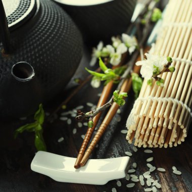 Çin çay seti ve yemek çubukları