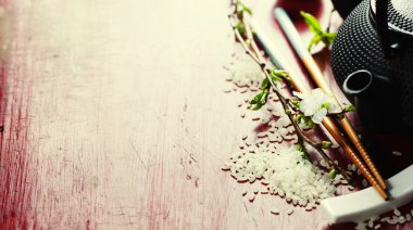 Çin çay seti ve yemek çubukları