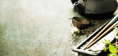 Çin çay seti ve yemek çubukları
