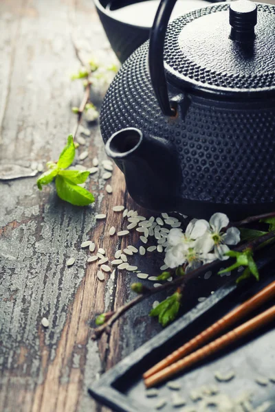 Conjunto de té chino y palillos — Foto de Stock