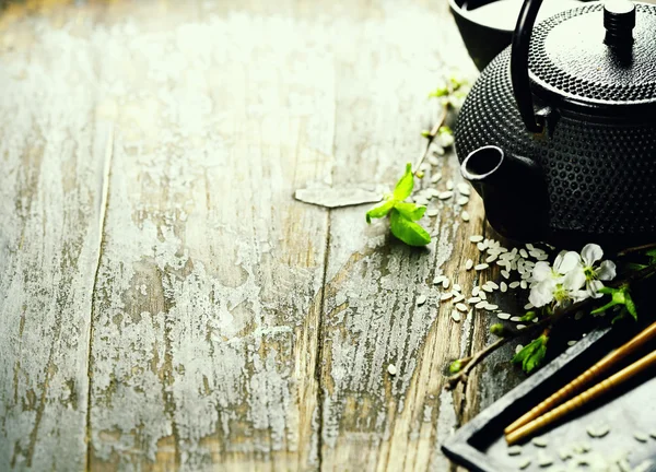 Çin çay seti ve yemek çubukları — Stok fotoğraf