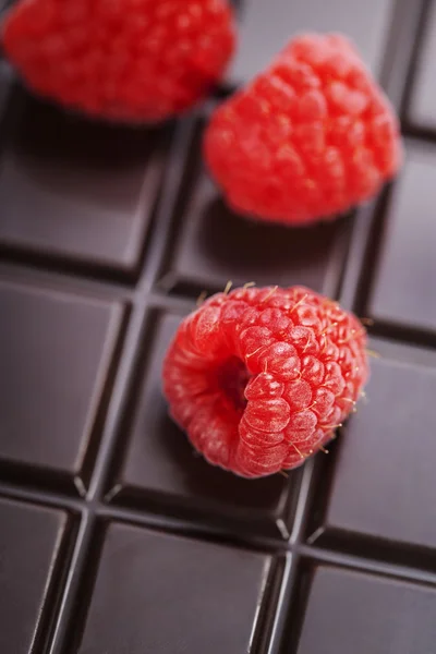 Barra de chocolate negro con frambuesa — Foto de Stock