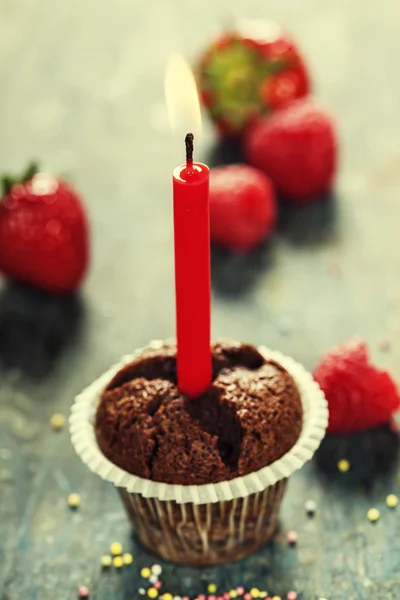 Čokoládový muffin s svíčka — Stockfoto