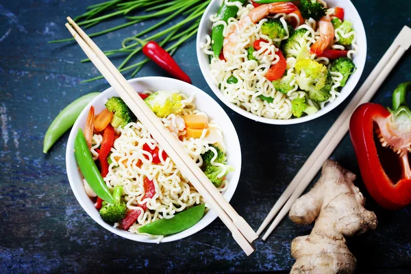 Macarrão chinês com legumes e camarões — Fotografia de Stock
