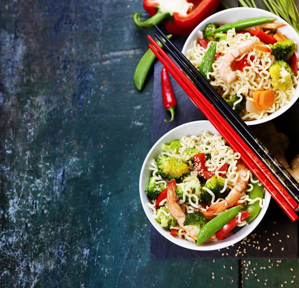 Fideos chinos con verduras y camarones — Foto de Stock