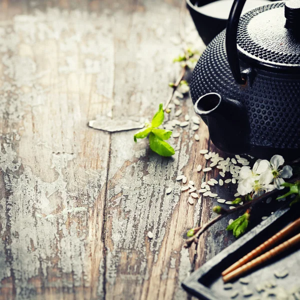 Conjunto de té chino y palillos —  Fotos de Stock